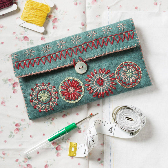 Corinne Lapierre Limited - Sewing Pouch Felt Craft Mini Kit: English